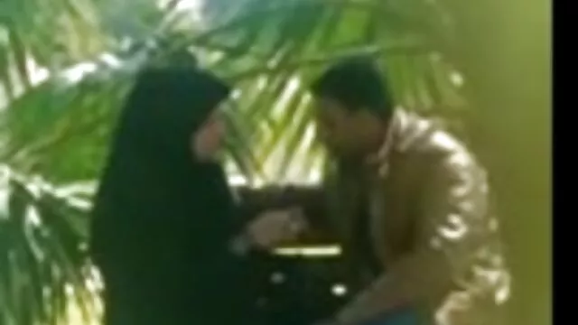 دختر impaled Chrissy لین از طریق کیرحشری یک سوراخ در یک مش پوشاک