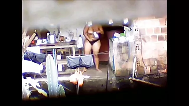 او برداشته تا لباس او, نشان دادن بیدمشک مودار فيلم كير در كس او
