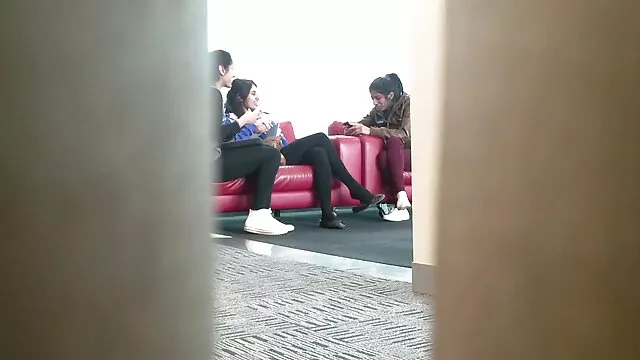 یک زن با موهای قهوه ای زیر دوش شستشو می دهد و دانلود فیلم سکسی کیر بزرگ آب را به گربه هدایت می کند